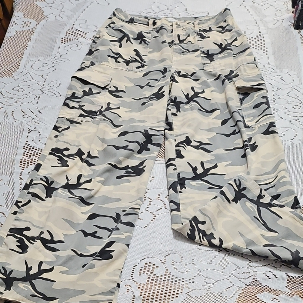 Vibrant Gray and Black Cargo Pants Winter/Neutral Camouflage